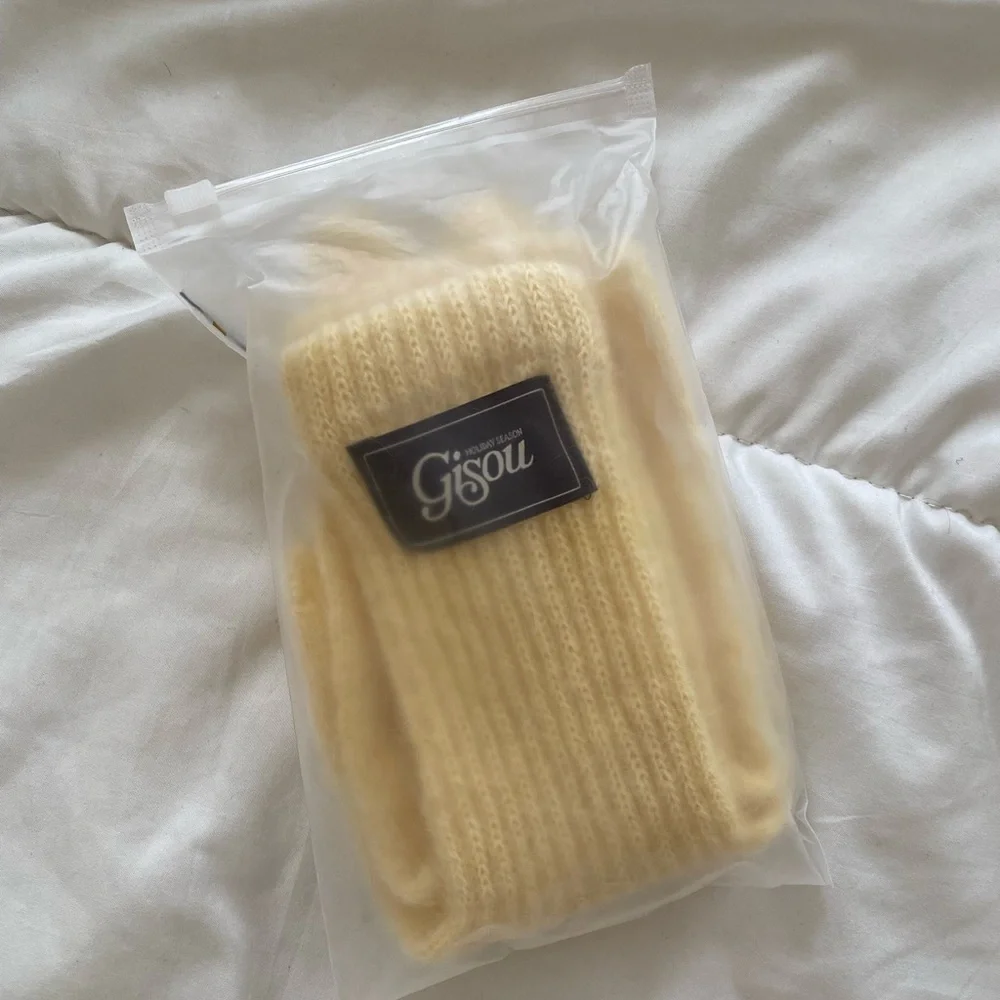 GISOU YELLOW HOLIDAY SEASON GLOVES NEW
